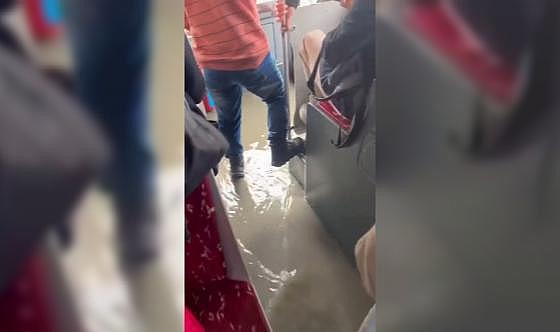 İETT Otobüsünü su bastı