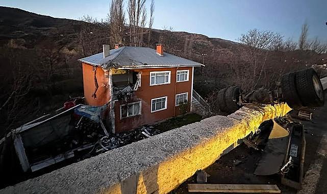 İkinci kattaki evin duvarına kamyon çarptı