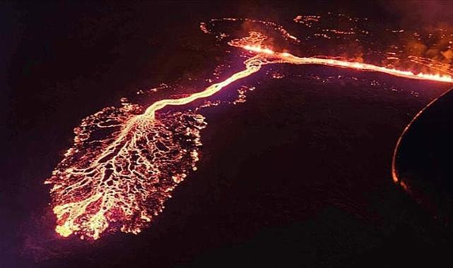 İzlanda’da yanardağ patladı
