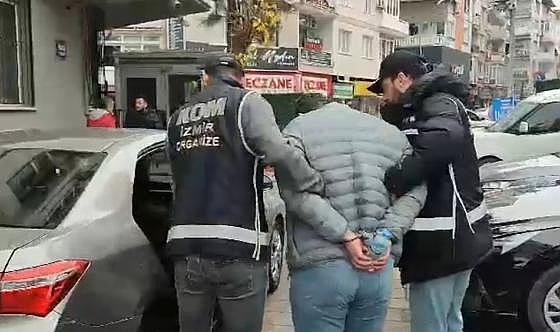 İzmir'de iş yerlerini kurşunlayan saldırgan, polis takibiyle yakalandı
