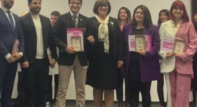 İzmir'de 'ışıldayan' genç siyasetçilere ödül