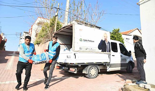 Menemen'de ihtiyaç sahiplerine 100 bin çuval kömür