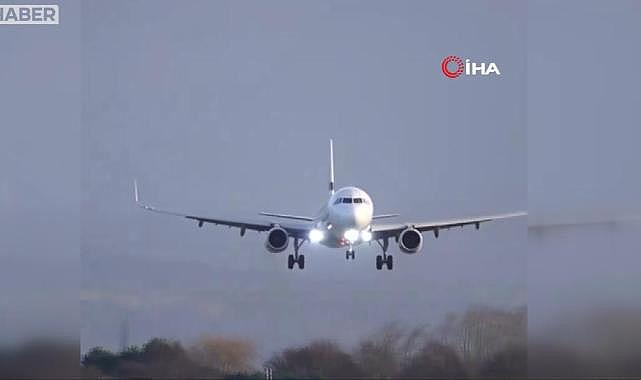 Şiddetli rüzgar, yolcu uçağını savurdu