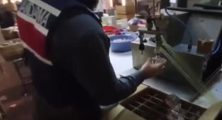 50 bin sahte parfümü piyasaya sürmeye çalışanlar yakalandı