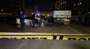 Adana'da otomobil park halindeki tıra çarptı: 2 ölü