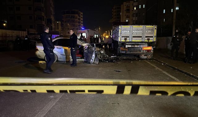 Adana'da otomobil park halindeki tıra çarptı: 2 ölü