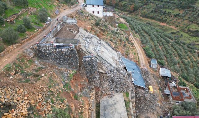 Antalya'da heyelan: 2 katlı ev çöktü