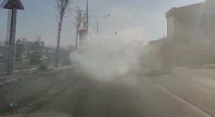 Arızalı otomobil yolları dumana boğdu