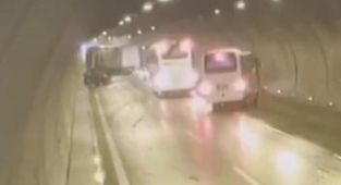 Aydın'da tüneldeki zincirleme kaza kamerada