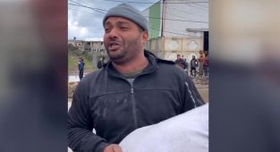 Bir torba un için saatlerce bekliyorlar...