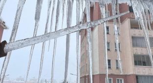 Bitlis'te buz sarkıtlarının boyu 2 metreye buldu