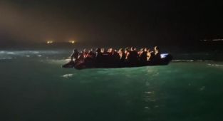 Çanakkale açıklarında botları arızalanan 43 düzensiz göçmen kurtarıldı