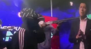 Canlı yayında stüdyoyu bastı