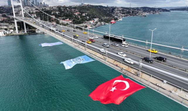 Gezeravcı için köprüye Türk bayrağı asıldı