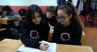 Görme engelli Melis için arkadaşları ders kitaplarını seslendiriyor