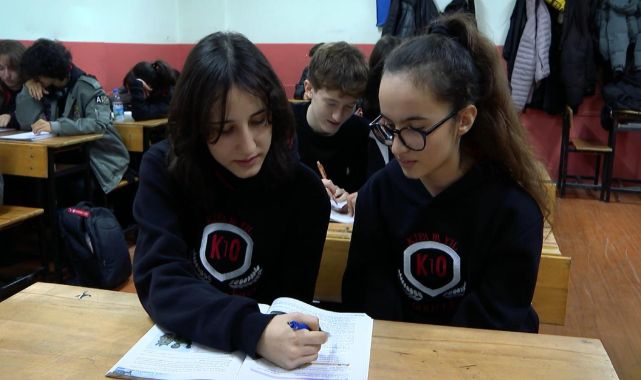 Görme engelli Melis için arkadaşları ders kitaplarını seslendiriyor