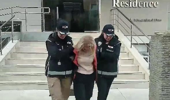 Interpol tarafından kırmızı bültenle aranıyordu, İzmir’de yakalandı