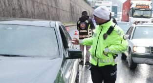 İstanbul'da usulsüz çakarsiren ve emniyet şeridi kullananlara ceza