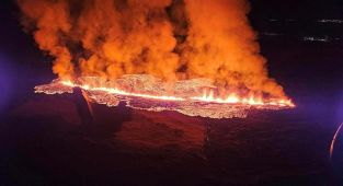 İzlanda'da patlayan yanardağın lavları yerleşim yerlerine ulaştı