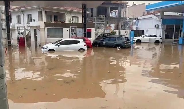 İzmir’i sağanak vurdu