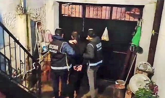 İzmir’ide silah tacirlerine darbe