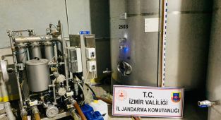 İzmir'de 5 bin 800 litre etil alkol ele geçirildi