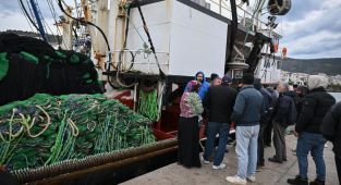 İzmir'de batan balıkçı teknesindeki bir kişinin daha cansız bedenine ulaşıldı