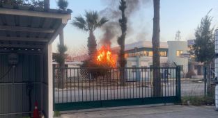 İzmir'de kozmetik ürünleri deposunda yangın: 1 işçi hayatını kaybetti
