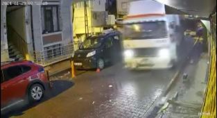 Kağıthane'de kamyon sürücüsü araçlara çarpıp kaçtı