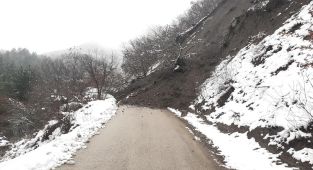 Karabük'te heyelan nedeniyle köy yolu ulaşıma kapandı