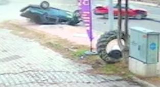 Kavşakta çarpışan otomobillerden biri takla attı