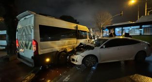 Kocaeli'de servis minibüsüyle otomobil çarpıştı: 4 yaralı