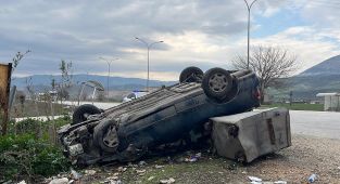 Kontrolden çıkan araç durağa ve çöp konteynerine çarpıp devrildi: 6 yaralı