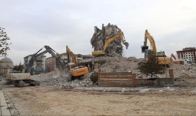 Malatya'da ağır hasarlı yapıların yıkımında sona gelindi