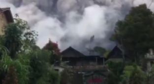 Merapi Yanardağı patladı, başka yanardağlar da faaliyete geçti