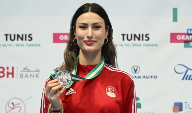 Milli eskrimci Nisanur Erbil'in ilk madalya mutluluğu