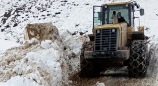 Muş'ta kar ve tipi nedeniyle yolda mahsur kalanlar ekiplerce kurtarıldı