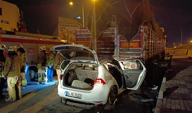 Otomobil park halindeki tırın altına girdi