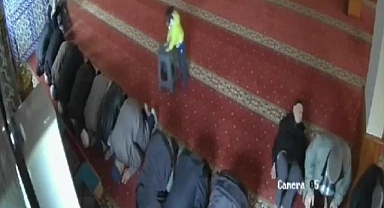 Sevimli yumurcağın camide yaramazlığı: Namaz kılan yaşlı adamın taburesini çekti