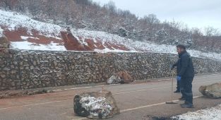 Tokatta heyelan; düşen kayalar ulaşımı aksattı