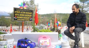 1 yıldır her gün ailesinin mezarına gidiyor: Sevdiklerim burada