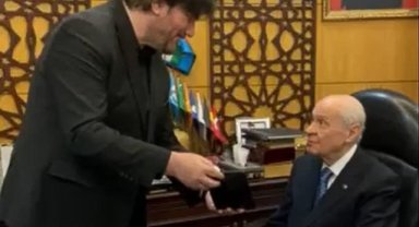 Ahmet Şafak'tan Devlet Bahçeli'ye çifte takdim