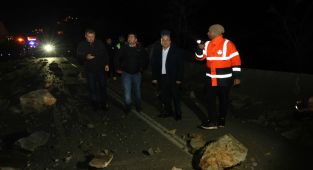 Artvin Hopa kara yolunda heyelan: Ulaşım tek şeritten sağlanıyor