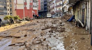 Artvin'de sel ve heyelan riski nedeniyle 5 bina boşaltıldı