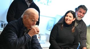 Biden'dan tren kazasında kimyasallardan etkilenen bölgeye bir yıl sonra ilk ziyaret
