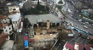 Depremde ağır hasar alan tarihi Ulu Cami ayağa kaldırılıyor