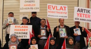 Diyarbakır annelerinin evlat nöbetine bir aile daha katıldı