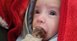 Gazzeli anne acıkan bebeğini susturabilmek için ona hurma ezmesi veriyor