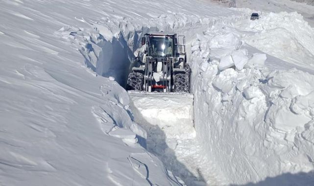 Hakkari'de 5 metrelik kar: İş makinesi kayboldu