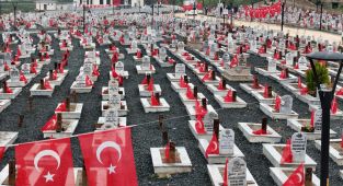 Hatayda deprem mezarlığı bayraklarla donatıldı